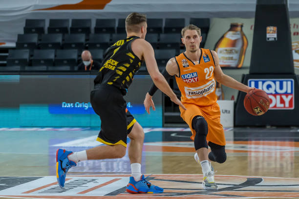 新的后防线 新的后防线